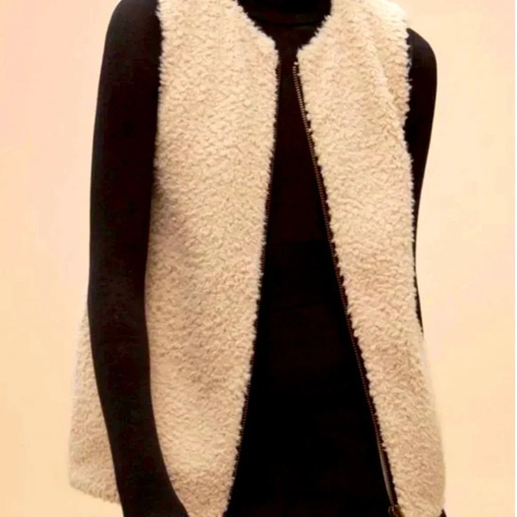 WILFRED Sz S By Aritzia  Chatou Sherpa Zip Up Pockets Lined Super Soft Vest - Picture 1 of 10